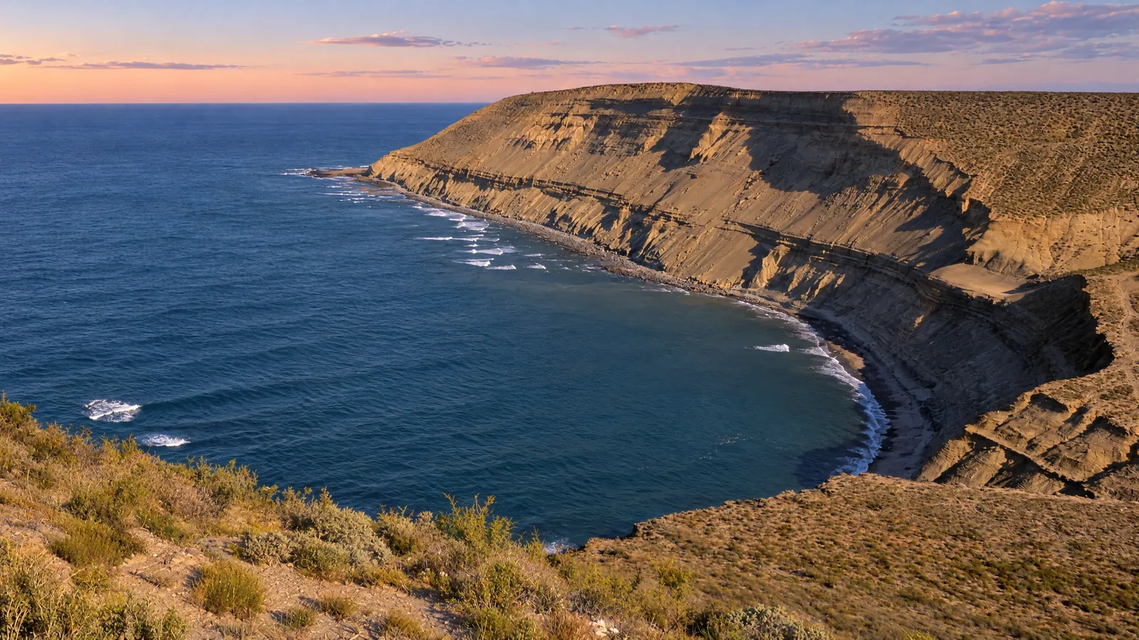 Punta del Marqués al atardecer: acantilado de la meseta patagónica sobre el Golfo San Jorge